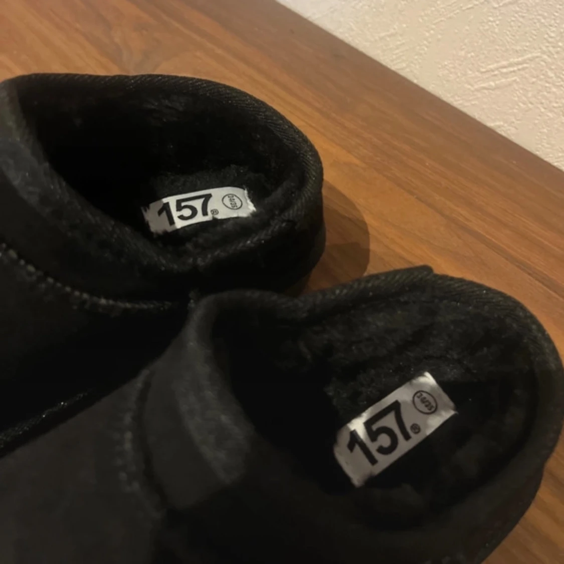 Svarta låga uggs ifrån lager 157 storlek: 34/35  - 93
