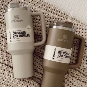 Stanley Quencher H2.0 Tumbler - Två stilrena Stanley Quencher H2.0 Tumbler i olika färger. Perfekta för att hålla drycken kall eller varm hela dagen. Utrustade med praktiskt handtag och sugrör för enkel användning. Perfekt för både vardag och äventyr.