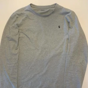 Polo Ralph lauren tröja - Säljer denna Ralph lauren tröja som är i bra skick, tröjan är i storlek L men passar M