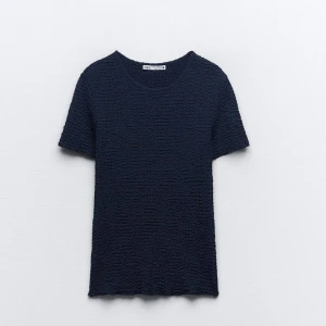Mörkblå ribbad t-shirt från Zara - Snygg mörkblå t-shirt från Zara med  textur. Perfekt för en stilren och avslappnad look. Kortärmad design som passar bra till både jeans och kjol.