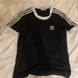 Svart t-shirt från Adidas -  svart t-shirt från Adidas