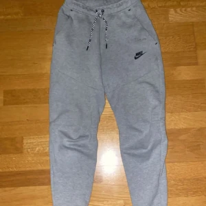 Grå nike tech fleece byxor - Säljer ett par grå  nike tech fleece byxor. Nypris 1000kr, mitt pris 300kr