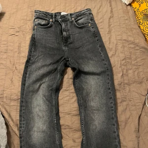 Svarta jeansbyxor - Snygga svarta jeansbyxor med en klassisk femficksdesign. De har en rak passform och är perfekta för en avslappnad stil. Byxorna har en diskret tvättad effekt som ger dem en cool look.😊