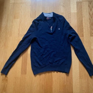 Mörkblå ull halfzip tröja från Morris - Snygg mörkblå tröja från Morris i 100% merinoull. Tröjan har en dragkedja vid halsen. Står att storleken är S, men av ett misstag så har den krympt till XS. Nypris: 1799kr, mitt pris 829kr
