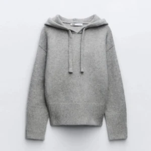 Grå stickad Zara hoodie - Populär grå stickad hoodie från Zara med tjocka muddar. Varm! Använd ett fåtal gånger. 