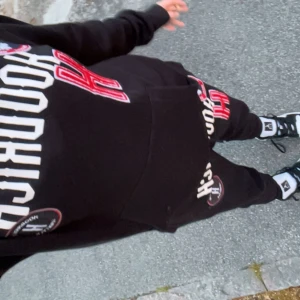 hoodrich sett - ett jätte fint hoodrich sett finns inga hål,fläckar helt som nytt ni får skriva frågor om det eller fler bilder så löser jag det. väldigt varmt sett och mysigt XS i byxorna men passar S och S i hoodien men passar S/M