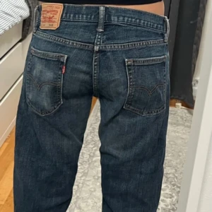 Levi's 514 jeans i mörkblå denim - klassiska Levi's 514 mörkblåa jeans De har en rak passform och är lågmidjade💕Köpt second hand för 550kr💗