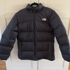 The north face jacka - M Diablo down 2.0 jacket från north face i storlek M. Original pris 3500 kr. Inga defekter, spara samt använd. 