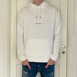 Saint Laurent hoodie - Säljer denna riktigt feta hoodie från Saint Laurent! | Storlek M - Skick 9/10 - Nypris: +7,000kr - Vårat pris: 1,999kr - Modellen är 188cm och väger 72kg - Hör av dig vid frågor!