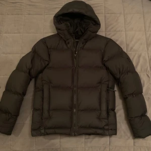 Peak Performance jacka - Peak Performance puffer jacka. Tjock och varm vinterjacka i väldigt bra skick. Inga defekter eller tecken på användning. Nypris ligger runt 3000. Storlek: M skick: 9/10 🙌🏼