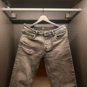 Neuw Jeans - Mörk grå Jeans från Nuew, bra skick, Nypris 1400kr (30:32) går också att köpa med fler färger!