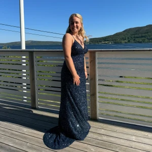 Balklänning - Intressekoll på denna klänning! Klänningen kommer från Dressroom Linne och är köpt i maj 2024. Inga skavanker eller liknande på den, alltså i nyskick. Klänningen är i storlek 40 men passar flera storlekar beroende på hur man vill att den ska sitta. Pris kan diskuteras. Hör av er vid funderingar:)