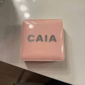 CAIA glow blush - CAIA Glow Blush ”Raspberry Passion”. Använd fåtal gånger, som ny. Färgen är rosa med kall underton. Nypris : 265kr.                                   Produkten enligt CAIA: CAIAs exklusiva blush är skapad med en prismateknologi vilken ger ett silkeslent resultat med naturlig lyster. Pudret har en krämig formula som lägger sig lätt på huden och blir ett med ansiktet. Detta gör appliceringen enkel och resultatet naturligt samtidigt som blushet är lätt att bygga upp. Blushen är vegansk.