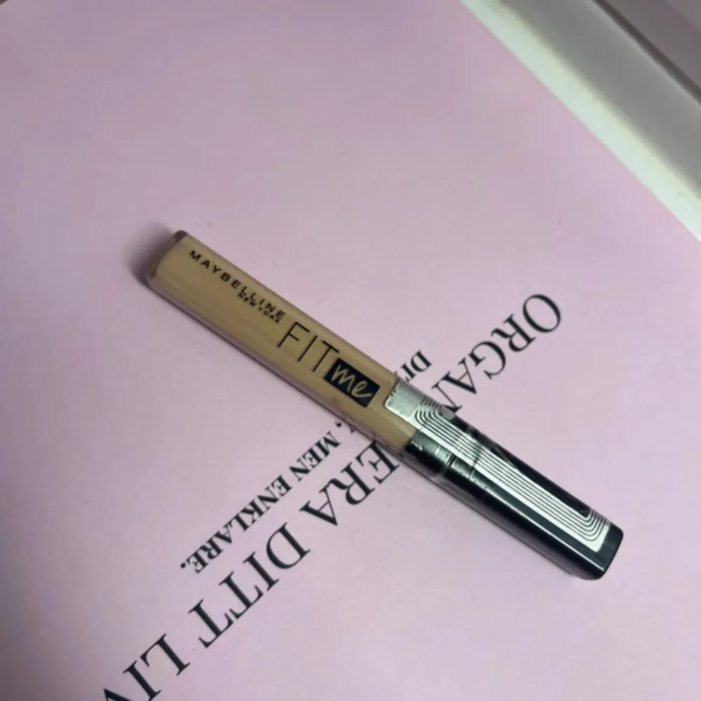 Maybelline Fit Me Concealer i en ljus nyans. Perfekt för att täcka ojämnheter och ge en naturlig finish. Kommer i en smidig tub med applikator för enkel applicering.aldrig öppnad och inte använd produkt. Färgen 20 sand. Säljer 75 kronor. . Beauty.