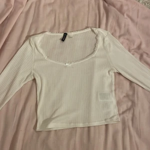 Vit tröja med spets - Säljer superfina vit tröja med spets!! Den är knappt använd och priset kan diskuteras!! Storlek S men kan användas i storlek xs, s och m!!💕