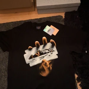 Svart t-shirt med tryck - Säljer nu min cortez t short som jag typ aldrig använt. Storlek s och köpt på ett av cortez dropp 