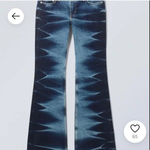Blå bootcut jeans med mönster - Snygga blå bootcut jeans med unikt mönster. Perfekta för att ge din outfit en cool touch. De har en klassisk femficksdesign och en bekväm passform.