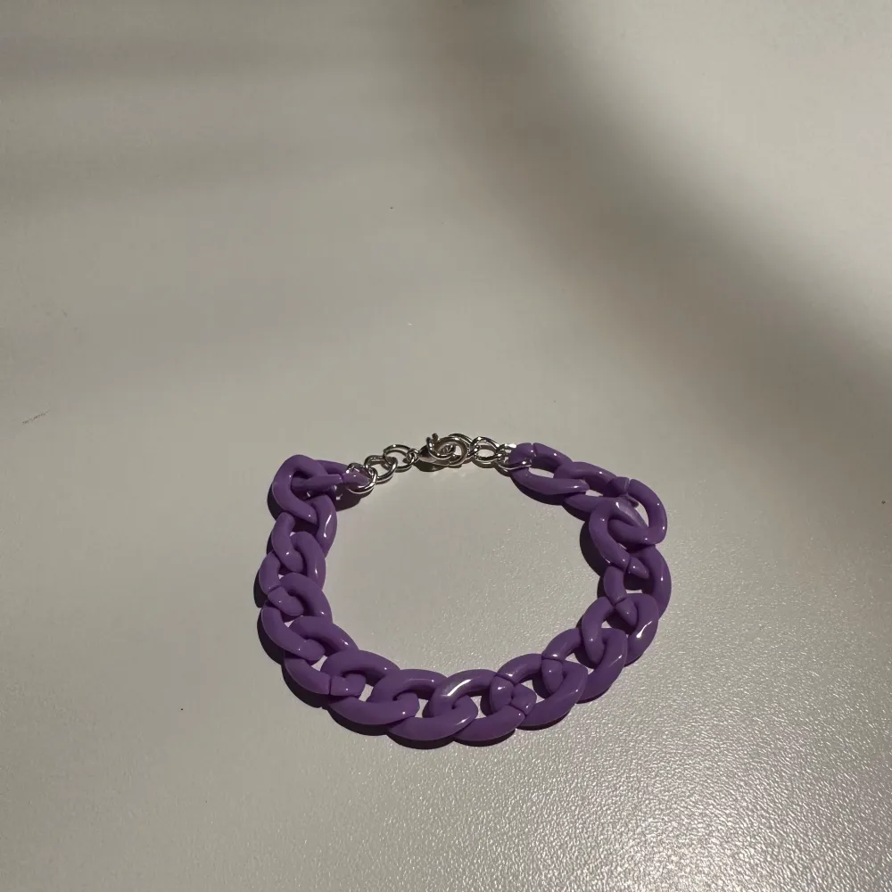 Snyggt lila armband med en chunky kedjedesign. Armbandet har en silverfärgad låsning som ger en fin kontrast till den lila färgen.💜Använd gärna ”köp nu”!🔮. Asusteet.