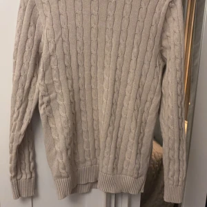 Beige stickad tröja - Säljer en fin stickad tröja som är i fint skick 