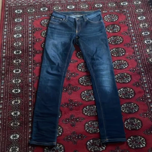 Blå jeans från Nudie Jeans - Snygga blå jeans från Nudie jeans. Använda max 5 gånger så är i väldigt bra skick, inga defekter. tveka inte på att höra av er om du har någon fundering! w29 l32