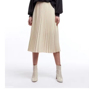 Beige kjol från Gina Tricot - Säljer denna kjol från Gina Tricot🤍