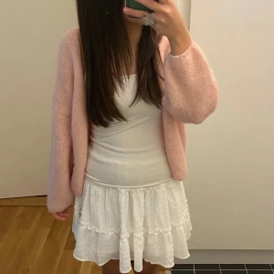 Vit kjol - Säljer en jättesöt vit volangkjol som aldrig har används och är endast testad. Den är i storlek M men skulle säga att den även passar S. Säljer eftersom att jag har en likande, hör av er ifall ni har frågor💕