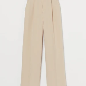 Beige kostymbyxor från H&M - Säljer ett par stiliga beige kostymbyxor från H&M i storlek 42. Byxorna har en klassisk design med hög midja och vida ben, perfekt för både kontoret och festligare tillfällen. De är i mycket bra skick och har praktiska fickor baktill. Passar perfekt för höst och vår! Använd fåtal gånger.