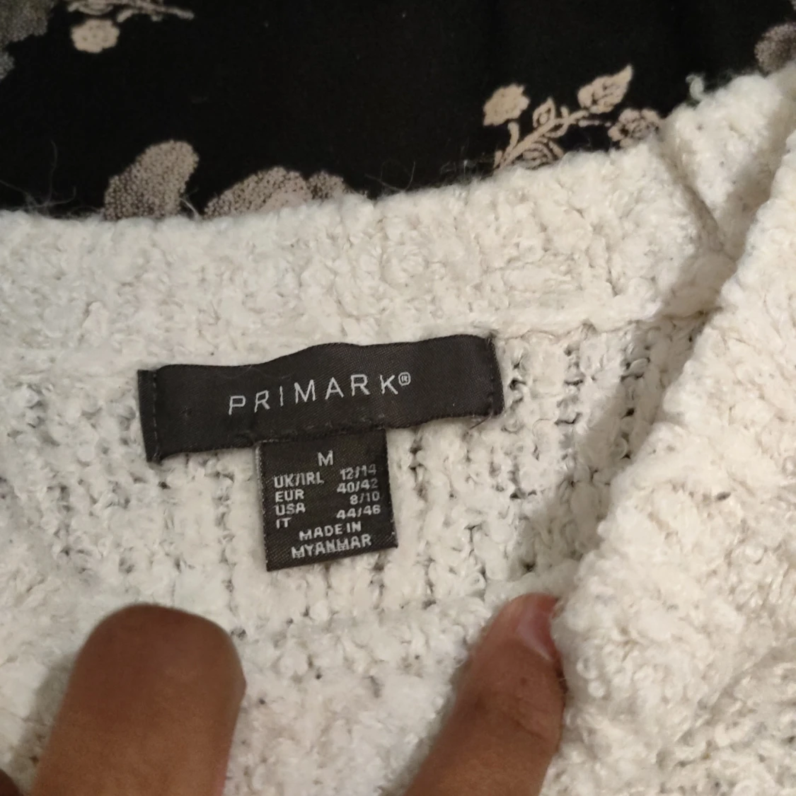 Vit stickad tröja från Primark kostar runt 329 vi kan snacka om pris - 91