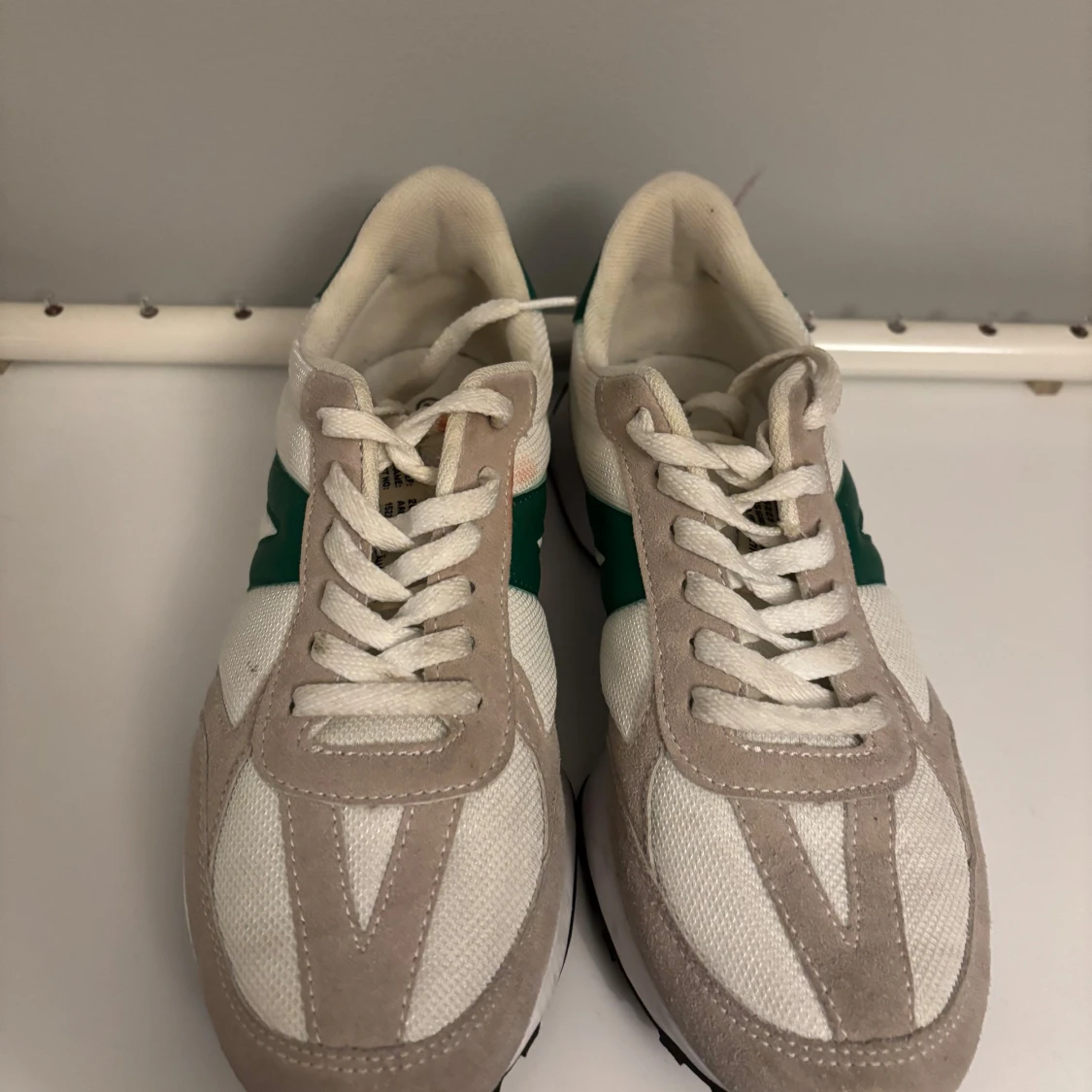 Beige och gröna sneakers - 90