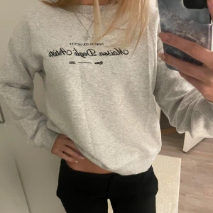 Grå sweatshirt - Säljer denna jättefina gråa sweatshirten från hm. Använd väldigt fåtal gånger och är i helt nyskick. 💞
