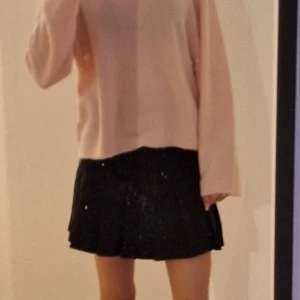Svart kortkjol - Snygg svart kortkjol. Perfekt för att lysa upp vilken outfit som helst. Kjolen har en klassisk passform och är lätt att matcha med olika toppar. De ser ut som om kjolen ha fläckar men det är bs ljus på spegeln. Kjolen är i storlek 158/XS