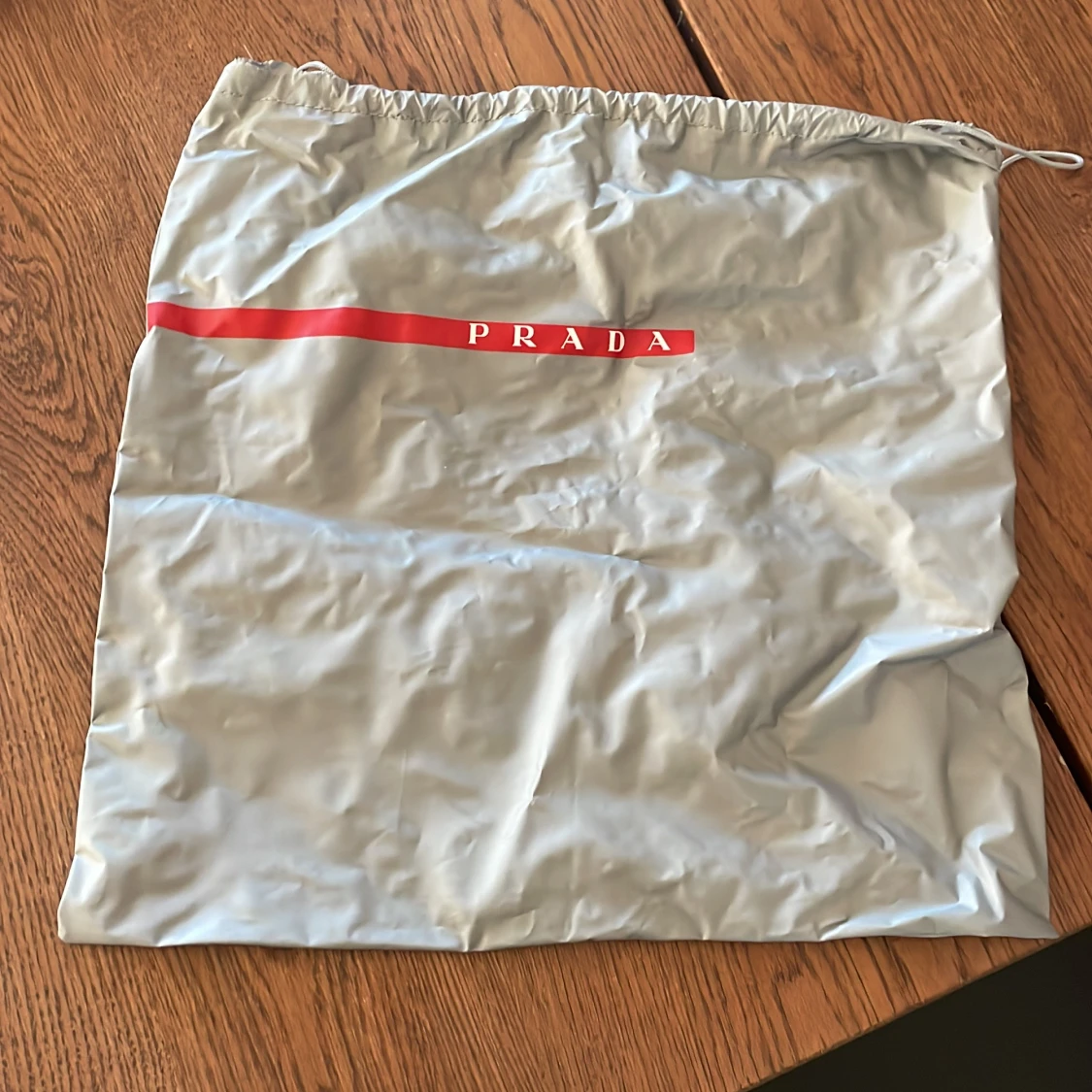 Grå påse från Prada