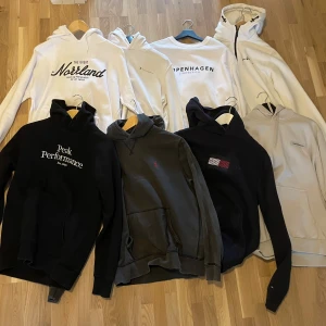 Märkes Hoodies (S,M,L) - Säljer lite hoodies som ej används. VIT NORRLAND HOODIE (M) 199kr. VIT CHAMPION HOODIE (S) SÅLD!!! LINDEBERG SWEATSHIRT (M) 199kr. VIT SAIL RACING HOODIE (M) 249kr. SVART PEAK PERFORMANCE HOODIE (M) 249kr. STENTVÄTTAD RALPH LAUREN HOODIE (M) 299kr. BLÅ TOMMY HILFIGER HOODIE (M) 149kr. CREAM PEAK PERFORMANCE HOODIE (L) 199kr. Priset går att diskuteras. Bara att höra av sig vid intresse! Mvh