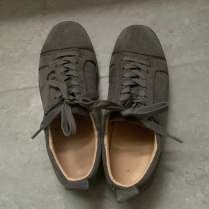 BYTE!!! Gråa loubs mot svarta loubs med taggar - grå Loubs trade pris kan kanske diskuteras skriv isåfall storlek 43 på skorna 