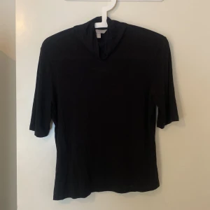 T-shirt med krage  - Säljer denna T-shirt med krage i ett skönt material, använd fåtal gånger 