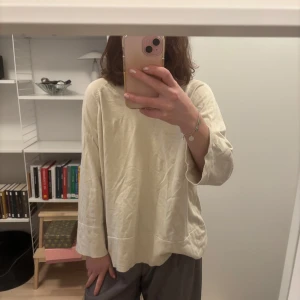 Beige långärmad tröja - Säljer en stilren beige tröja med långa ärmar. Tröjan har en avslappnad passform och är perfekt för en bekväm vardagslook. Den är tillverkad i ett mjukt material 