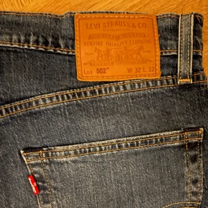 Levi's 502 jeans - Säljer ett par klassiska Levi's 502 jeans i mörkblå denim. De har en regular straight passform och är tillverkade i slitstarkt jeansmaterial. 