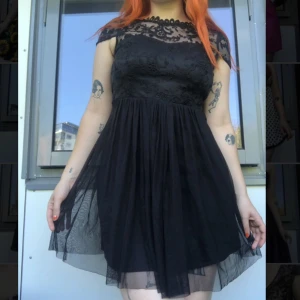 Klänning - Svart spetsklänning med öppen rygg (har inte knäppt alla knappar på bilden)