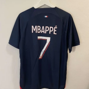 Mbappe PSG fotbollströja  - Helt ny re-plika fotbollströja från PSG med Mbappe på ryggen. Storlek Medium.