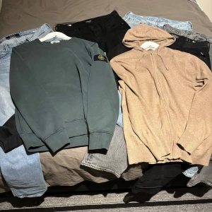 Jeans och tröjor  - Tja säljer allt för 1799 bra skick på allt säljer för att det inte passar längre alla jeans är W31 och L32 för utom Jack and Jones dom är W32 L32 båda tröjorna är i storlek S skriv om ni har frågor allt är såklart äkta