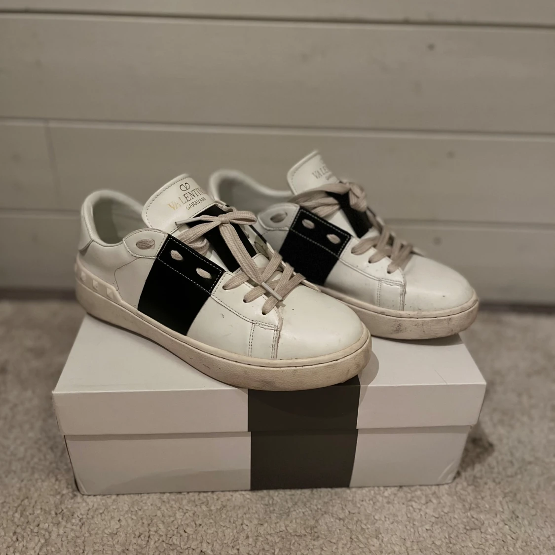 Valentino Garavani sneakers i vitt och svart - 90