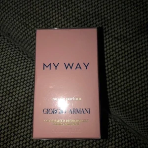 My Way Eau de Parfum från Giorgio Armani - Säljer:  My Way Eau de Parfum från Giorgio Armani 30ML. Denna doft är perfekt för den som söker en sofistikerad och modern parfymupplevelse. Förpackningen är stilren och inte öppnad, helt ny. Säljer för 200kr.