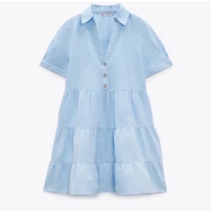 Klänning blå -  Blå klänning ifrån zara knappt använd. Passar jätte bra till sommaren.❤️