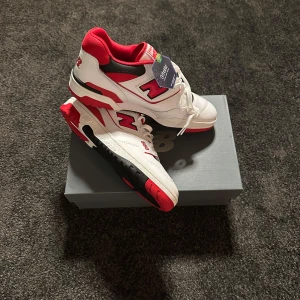 New Balance 550s, vit röda: Ny Sick - Sprillans nya New balance 550s vit röda. Riktigt snygga och sinnesjukt sköna. Trött på denna modellen då jag har haft 2 par inan, vill testa nått annat. Storlek:EU45✅