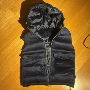 Vendiara väst - Tja! Säljer en liknande stenströms väst från Vendiara i ett väldigt mjukt material ut på som heter Sammet. Storlek S! Om du har frågor eller funderingar så hör av dig! Mvh JacobsCloset 