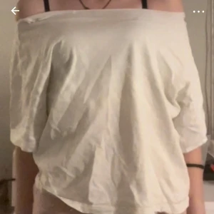 Vit offshoulder topp - Säljer en stilren vit offshoulder topp med trekvartsärm. Perfekt för en avslappnad och trendig look. Passar bra till både jeans och kjol. Gjort den offshoulder och prislappen sitter inte kvar! Passar den flesta skulle jag säga