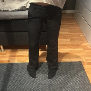 Lowait Kostymbyxor från BikBok -  Supersnygga Lowaist kostymbyxor från Bikbok. Nypris 349  