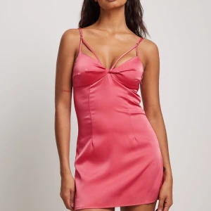 Rosa satin klänning - Rosa satin klänning som aldrig är använd och har lappen kvar! Perfekt sommarklänning till fest osv