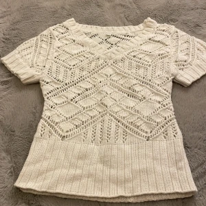 Stickad t-shirt  - Stickad tröja kortärmad med mönster från Tippy s/xs