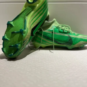 Gröna fotbollsskor från Nike - Säljer mina gröna Nike fotbollskor eftersom att dom har blivit för små. Storlek 43 och bra skick 